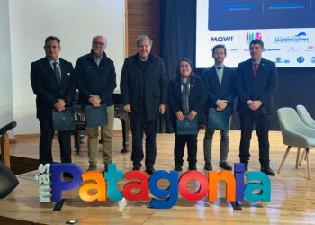 Consejo del Salmón destaca alianzaestratégica entre academia y salmonicultura en congreso internacional de la USS