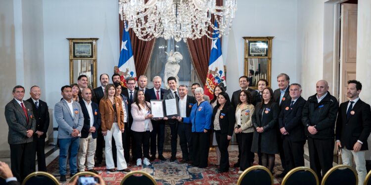 Presidente Kast encabeza firma de decreto que instituye el Día del Trabajador del Salmón